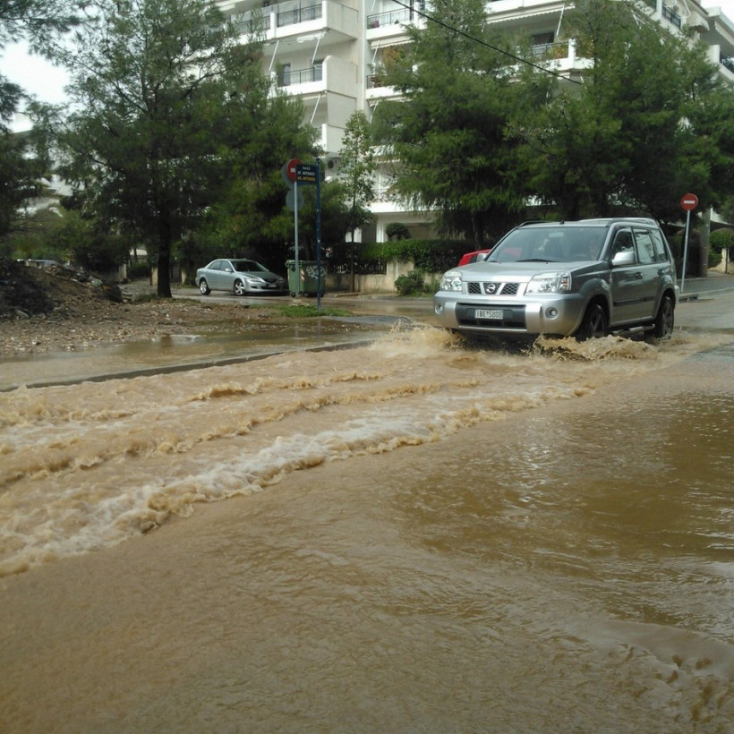 Απίστευτες φωτογραφίες: Τα Βριλήσσια απέκτησαν ποτάμι