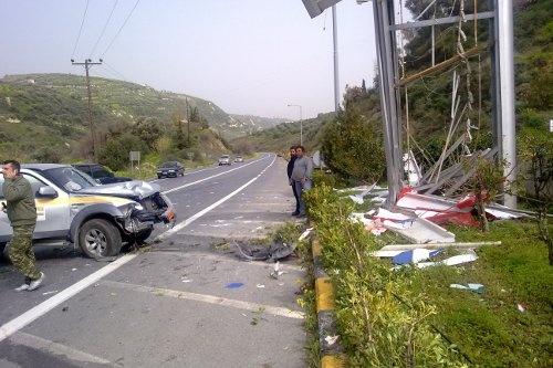 Αυτοκίνητο έπεσε σε ταμπέλα βενζινάδικου - 3 τραυματίες (pics)