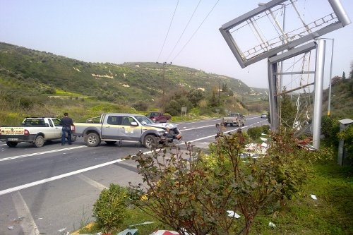 Αυτοκίνητο έπεσε σε ταμπέλα βενζινάδικου - 3 τραυματίες (pics)
