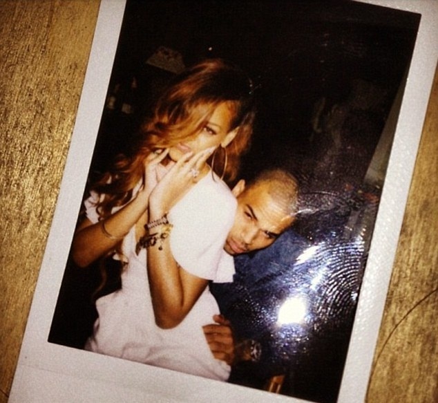 «Καυτά» ενσταντανέ: Το δώρο του Chris Brown στην Rihanna!