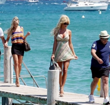 Θα πάθετε σοκ όταν δείτε τον καινούριο της σύντροφο!  