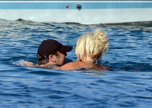 Θα πάθετε σοκ όταν δείτε τον καινούριο της σύντροφο!  