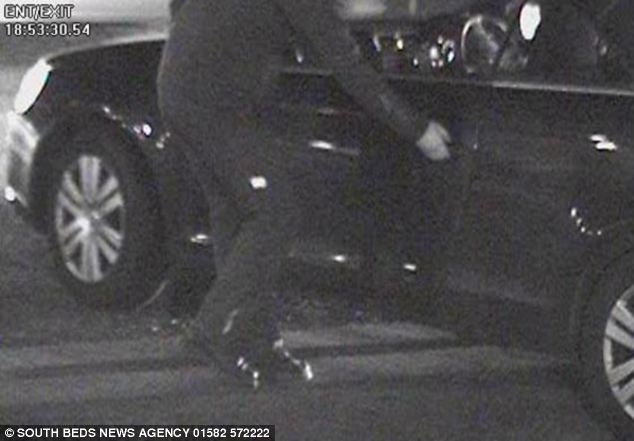 Η σοκαριστική στιγμή που άνδρας μπαίνει με μαχαίρι στο αμάξι γυναίκας