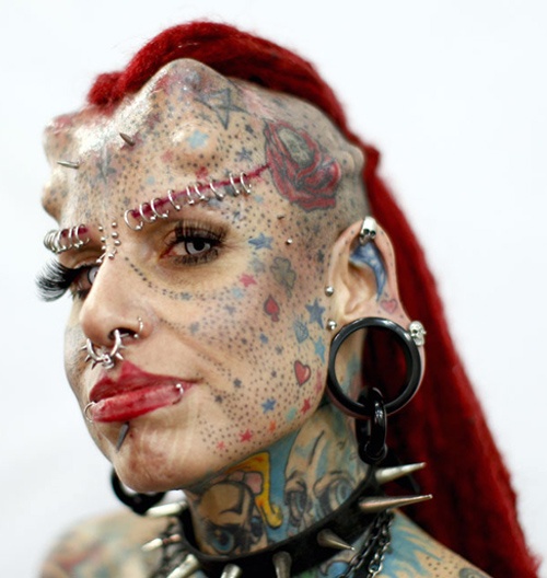 Aπίστευτη μεταμόρφωση: Δείτε τη γυναίκα-βαμπίρ! (pics)