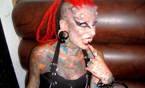 Aπίστευτη μεταμόρφωση: Δείτε τη γυναίκα-βαμπίρ! (pics)