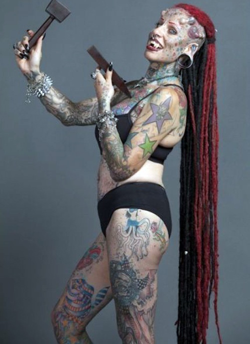 Aπίστευτη μεταμόρφωση: Δείτε τη γυναίκα-βαμπίρ! (pics)