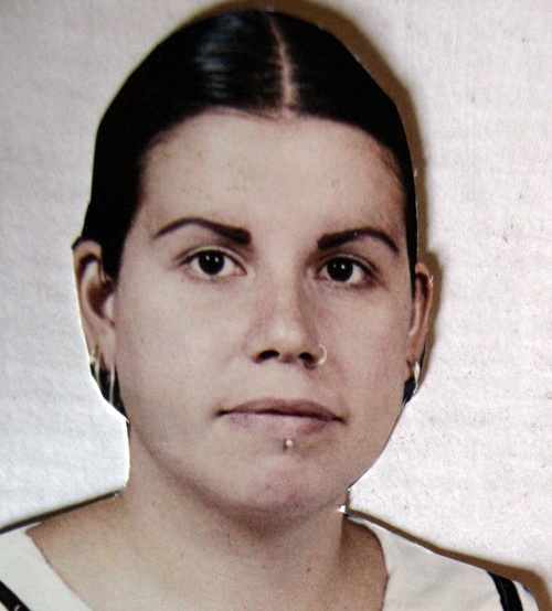 Aπίστευτη μεταμόρφωση: Δείτε τη γυναίκα-βαμπίρ! (pics)