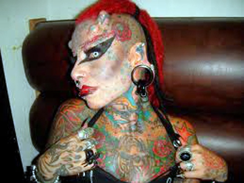 Aπίστευτη μεταμόρφωση: Δείτε τη γυναίκα-βαμπίρ! (pics)