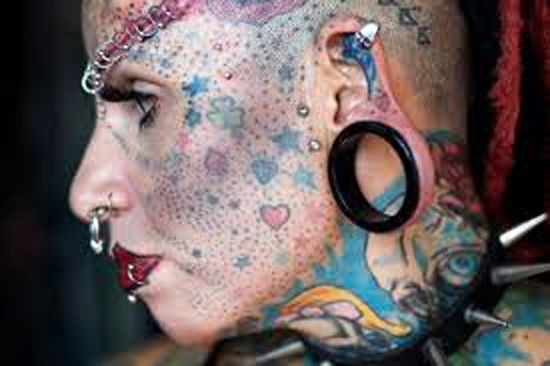 Aπίστευτη μεταμόρφωση: Δείτε τη γυναίκα-βαμπίρ! (pics)