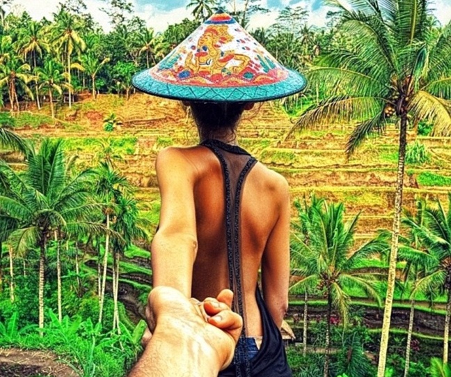 Απίθανες φώτο: Το ζευγάρι που έκανε το γύρο του κόσμου χέρι-χέρι