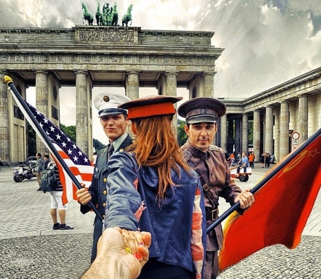 Απίθανες φώτο: Το ζευγάρι που έκανε το γύρο του κόσμου χέρι-χέρι