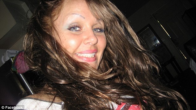 Δείτε τη μάνα που αποπλανησε τον 16χρονο γιο της 