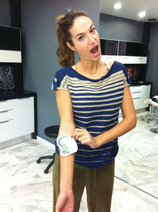 Ελληνίδα ηθοποιός έκανε τατουάζ το πρόσωπο του άνδρα της