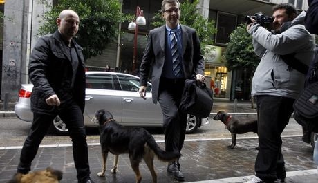 Τα αδέσποτα της Αθήνας υποδέχτηκαν την Τρόικα (Pics)