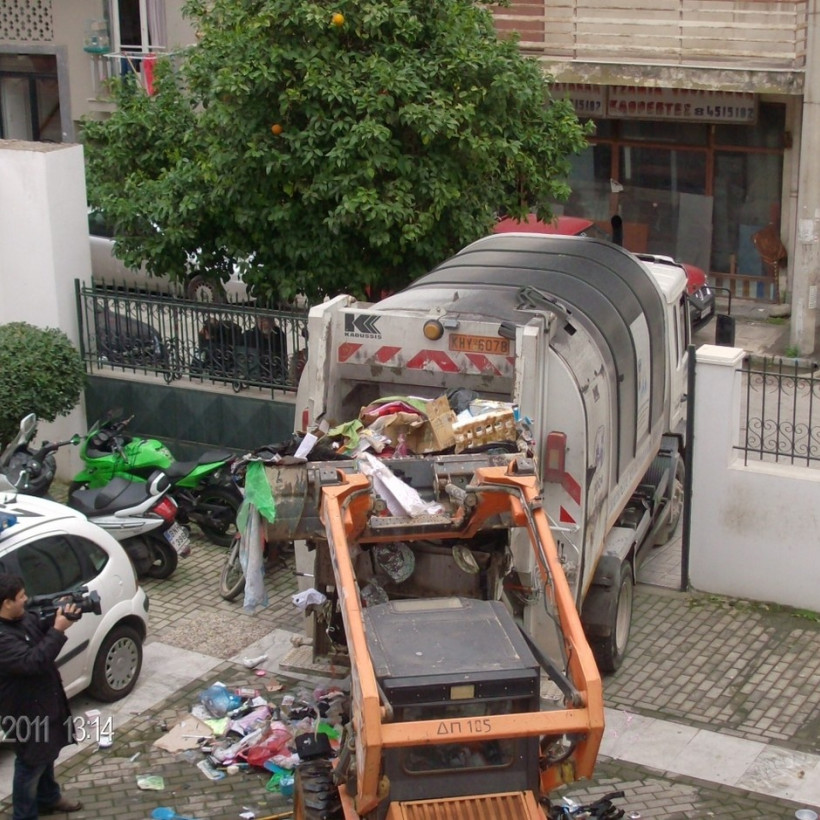 Πειραιάς: Στην «πυρά» μεγάλες ποσότητες λαθραίων αντικειμένων