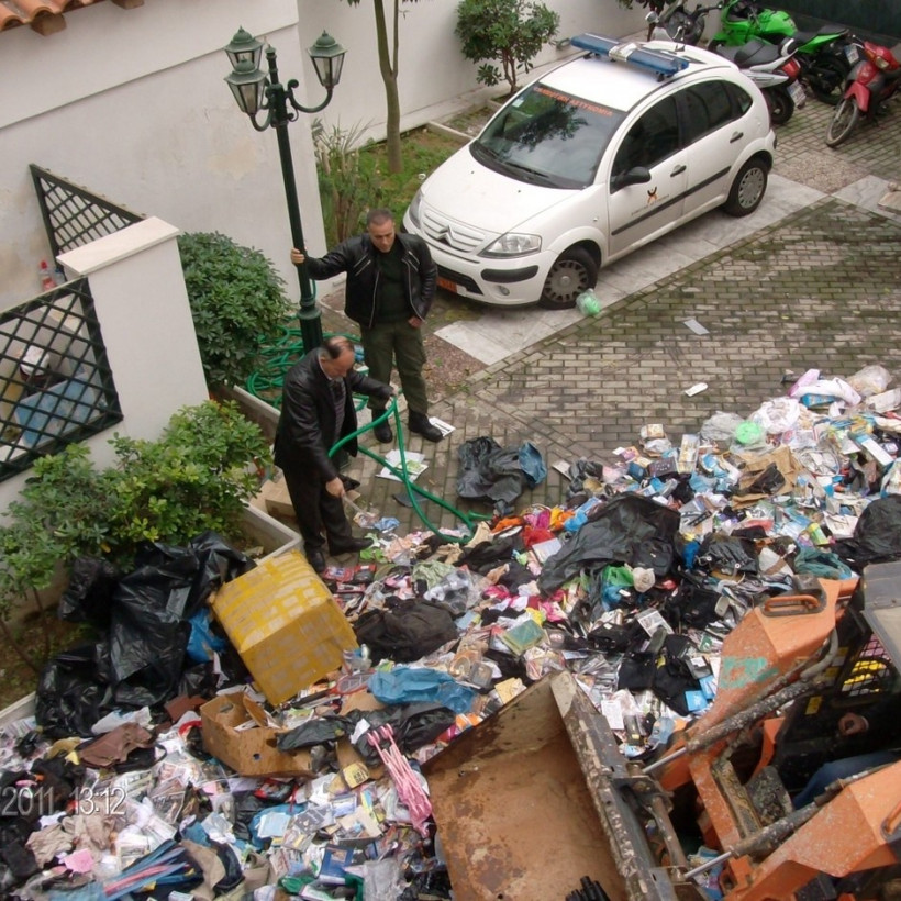 Πειραιάς: Στην «πυρά» μεγάλες ποσότητες λαθραίων αντικειμένων