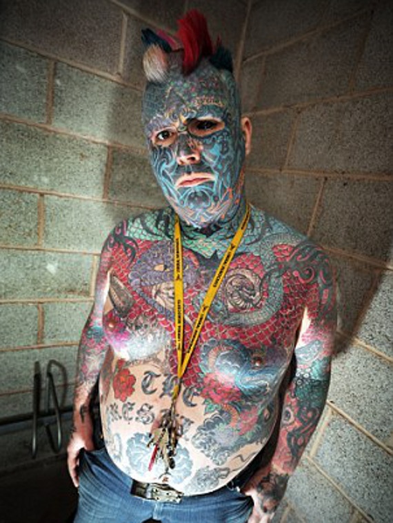 Έχει κάνει τατουάζ ακόμα και στο μάτι του - Δείτε πώς ήταν πριν (pics)