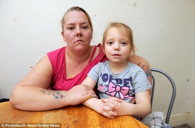 Αηδία: Δείτε τι βρήκε μέσα στο φαγητό της