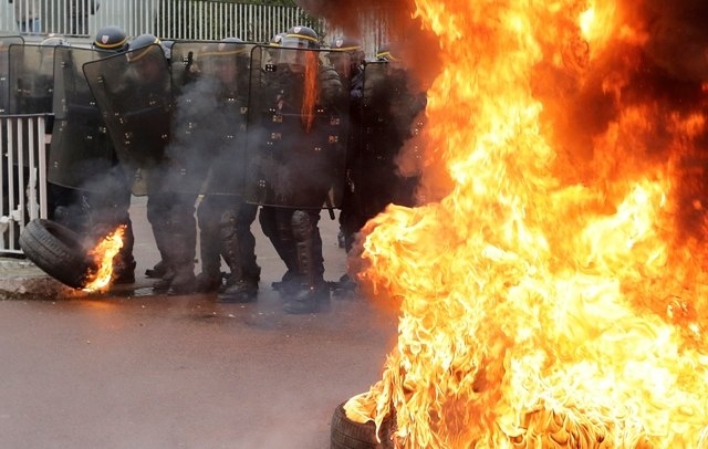 Δεκάδες τραυματίες σε επεισόδια στο Παρίσι(pics)