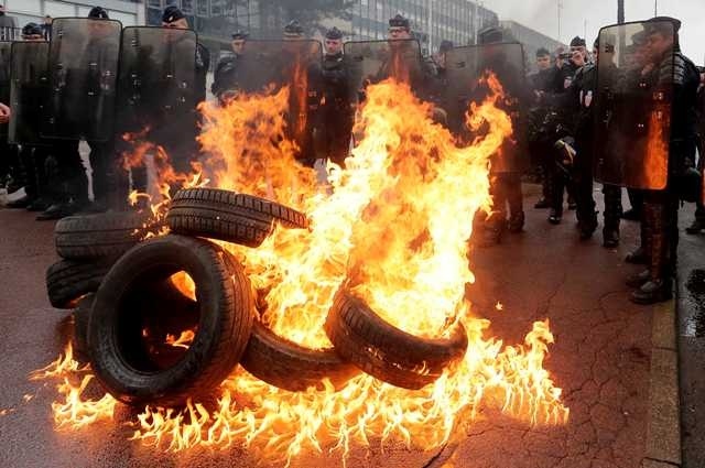 Δεκάδες τραυματίες σε επεισόδια στο Παρίσι(pics)