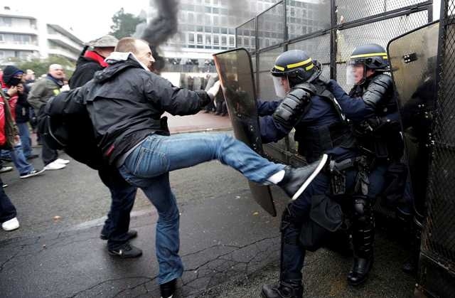 Δεκάδες τραυματίες σε επεισόδια στο Παρίσι(pics)