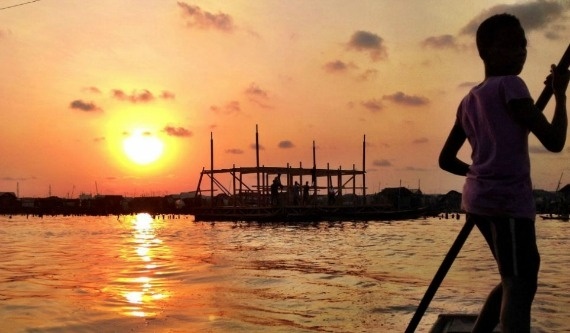 Αντιμετωπίζουν τις πλημμύρες χτίζοντας πλωτά σχολεία(pics)