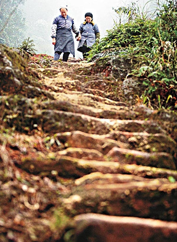 Έσκαψε 6.000 σκαλοπάτια στο βουνό για χάρη μιας γυναίκας!