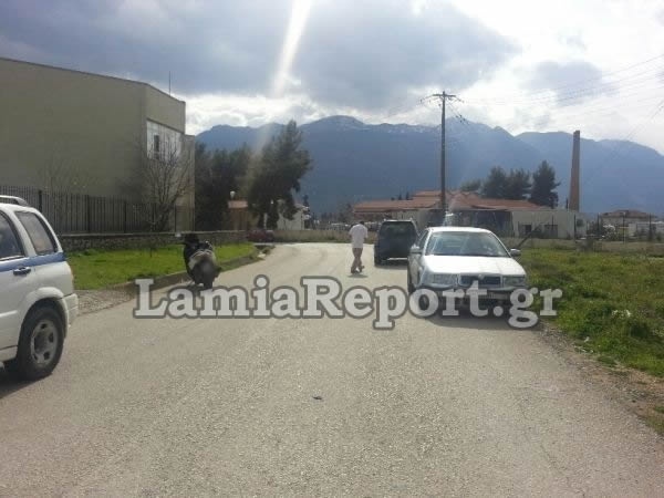 Λαμία: Έσπρωξε τον φίλο του και έπεσε σε διερχόμενο αυτοκίνητο (pics)