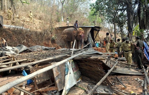 Δεν υπάρχει: Έτσι γκρεμίζουν τα αυθαίρετα στην Ινδία (pics)