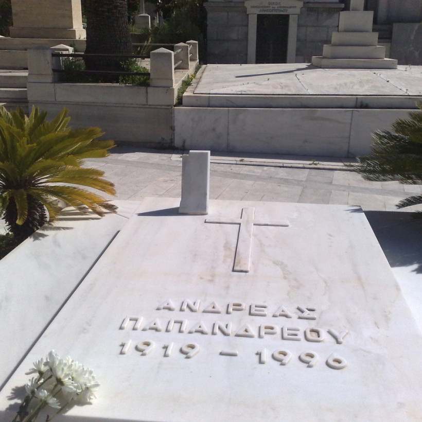 Σύλλησαν τον τάφο του Ανδρέα Παπανδρέου! (pics)