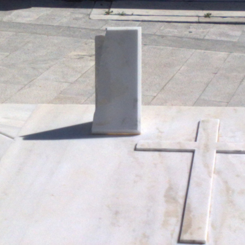 Σύλλησαν τον τάφο του Ανδρέα Παπανδρέου! (pics)