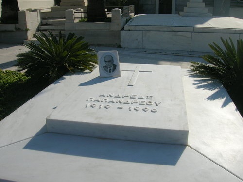Σύλλησαν τον τάφο του Ανδρέα Παπανδρέου! (pics)
