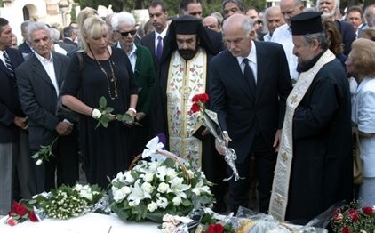 Σύλλησαν τον τάφο του Ανδρέα Παπανδρέου! (pics)