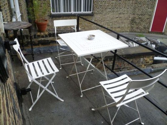 Ζητά 1000 ευρώ νοίκι και δείτε πως είναι το διαμέρισμα! (pics)