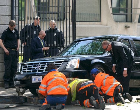 Γερανός πήρε τη λιμουζίνα του Ομπάμα