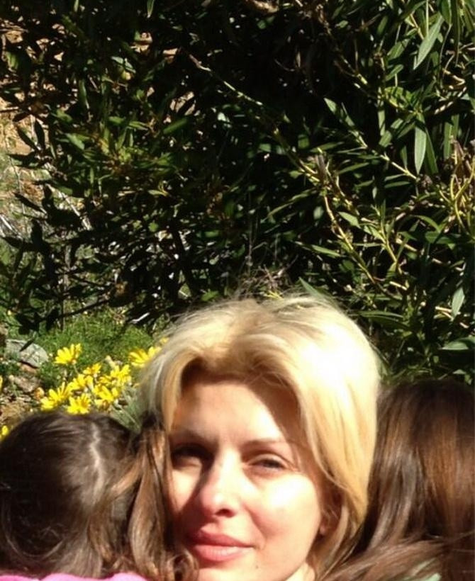 Δείτε την Ελένη άβαφη αγκαλιά με τις κόρες της!