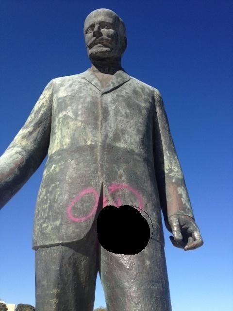 Βεβήλωσαν το άγαλμα του Ελευθερίου Βενιζέλου στην Κρήτη (photos)