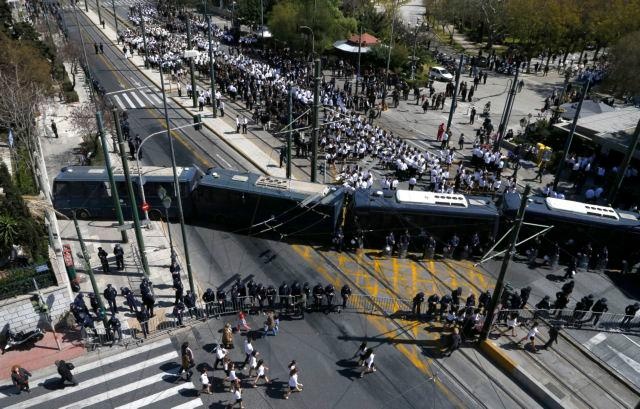 Εικόνα – ντροπή στο Σύνταγμα: Έκαναν την παρέλαση τραγέλαφο!