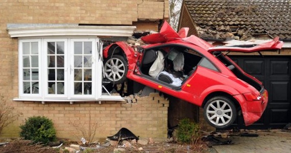 Είδαν το χάρο με τα μάτια τους μέσα στο σαλόνι τους!(pics)