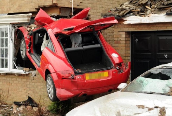 Είδαν το χάρο με τα μάτια τους μέσα στο σαλόνι τους!(pics)