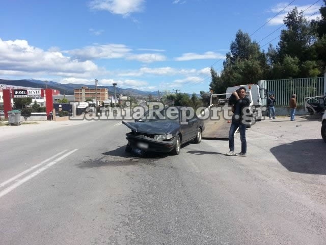 Λαμία: Τροχαίο με περιπολικό – Δύο τραυματίες (pics)