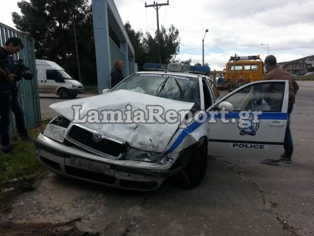 Λαμία: Τροχαίο με περιπολικό – Δύο τραυματίες (pics)