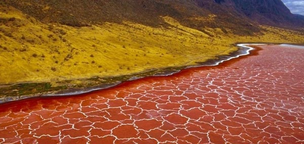 Η ασυνήθιστη «ραγισμένη» κόκκινη λίμνη! (pics)