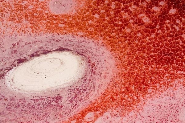 Η ασυνήθιστη «ραγισμένη» κόκκινη λίμνη! (pics)