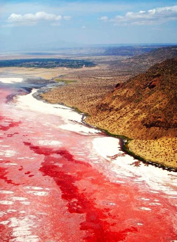 Η ασυνήθιστη «ραγισμένη» κόκκινη λίμνη! (pics)