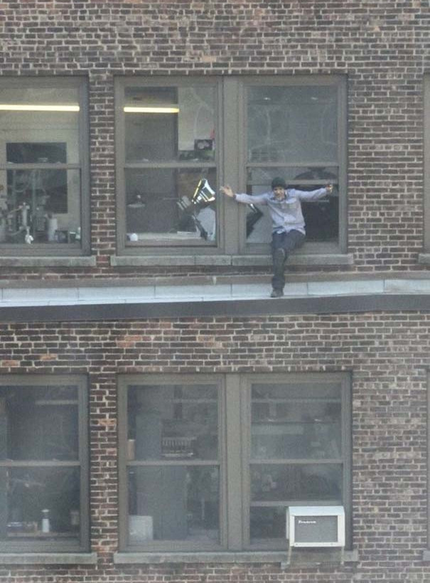 Απίστευτες φωτογραφίες: Το πιο ασυνήθιστο διάλειμμα για τσιγάρο!