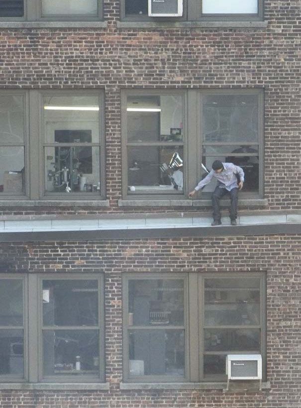 Απίστευτες φωτογραφίες: Το πιο ασυνήθιστο διάλειμμα για τσιγάρο!