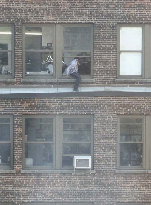 Απίστευτες φωτογραφίες: Το πιο ασυνήθιστο διάλειμμα για τσιγάρο!