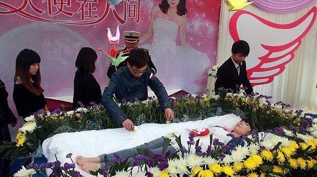 Αν είναι δυνατόν: Ζήτησε να την κηδέψουν... ζωντανή! Διαβάστε γιατί