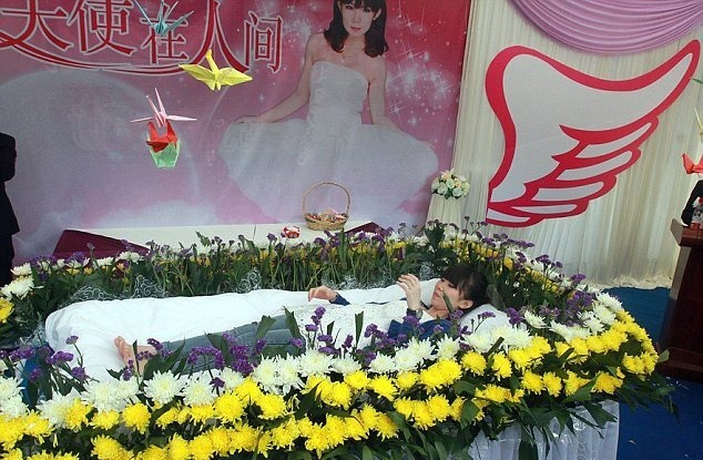 Αν είναι δυνατόν: Ζήτησε να την κηδέψουν... ζωντανή! Διαβάστε γιατί